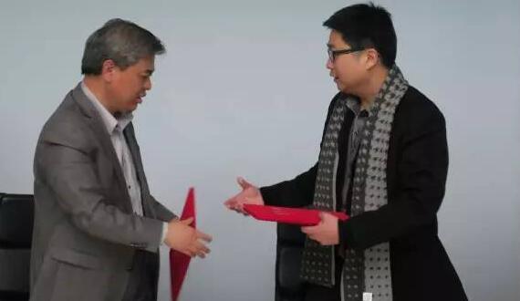 龙8国际电子平台组团学习体验无锡“拈花湾”，，，，，并与MAO签署战略相助，，，，，预示着龙8国际电子平台将在精品地产、工业地产、旅游地产等领域与MAO增强深度相助。。。。。。。。